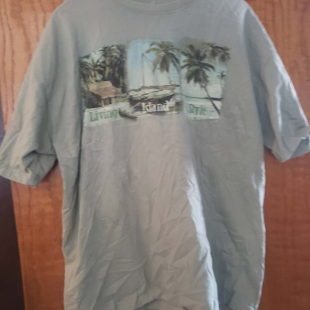 Newport Blue “Living Island Style” Tropical Graphic Tee – Men’s XXL – 100% Cotto